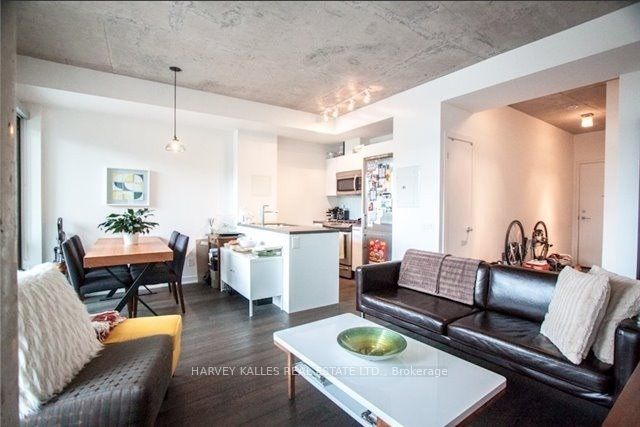 319 Carlaw