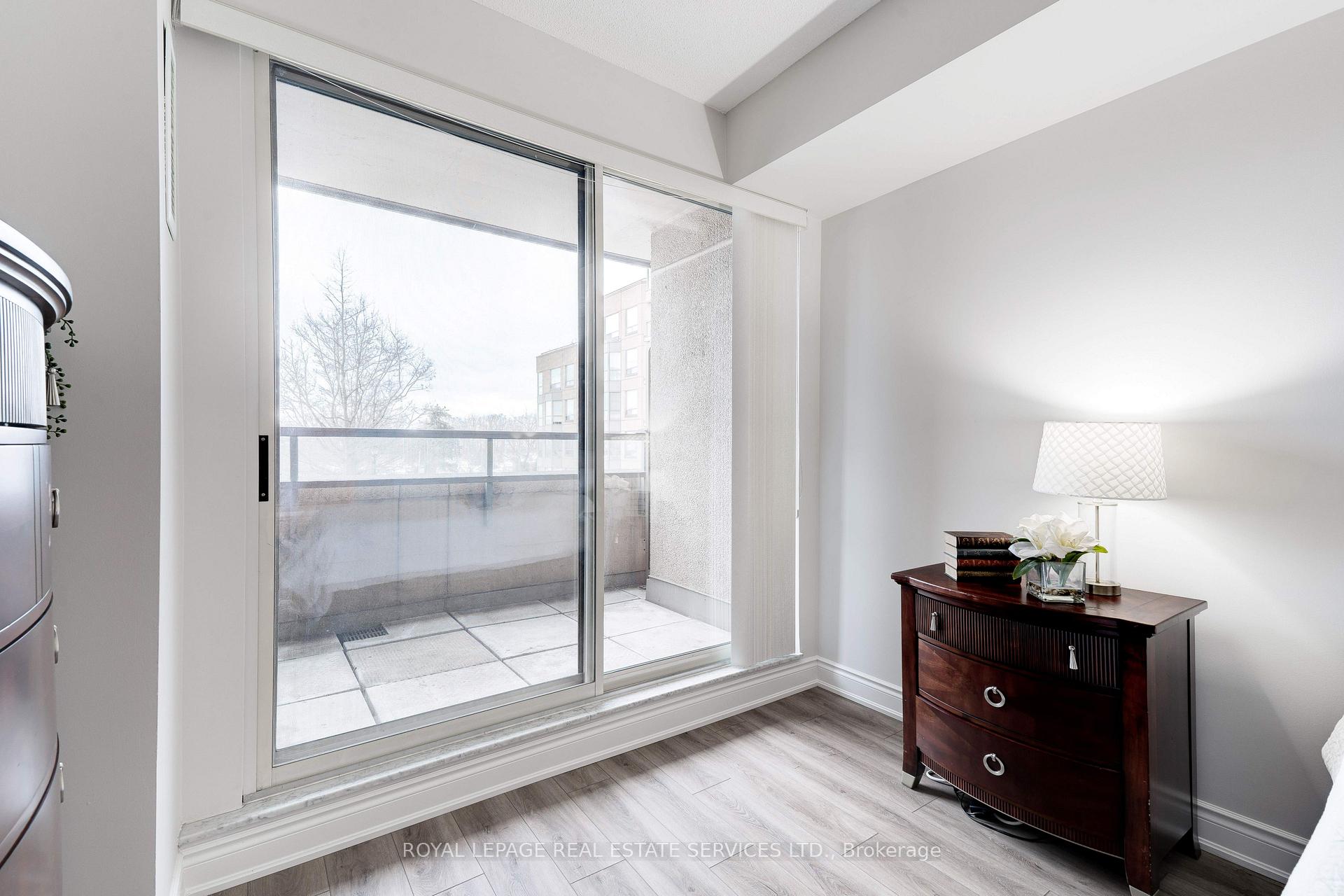 2 Bedrooms Condo at 2511 Lakeshore,  Oakville For sale