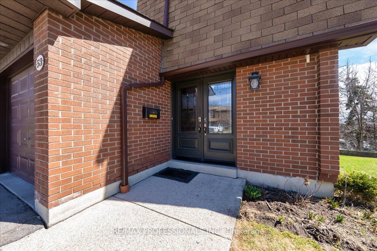3 Bedrooms Condo at 600 Silver Creek,  Mississauga For sale