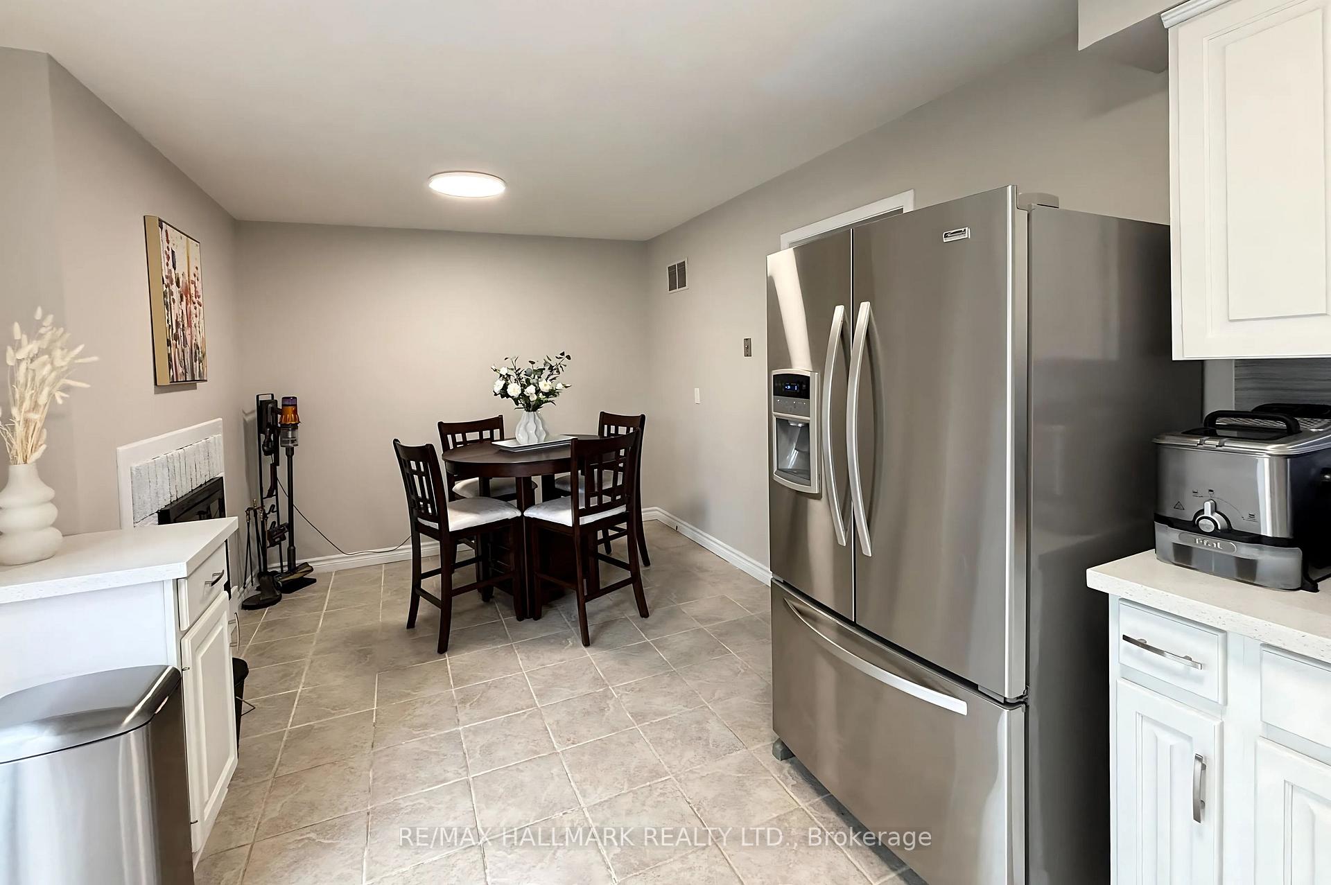 3 Bedrooms Condo at 6679 Shelter Bay, Mississauga For sale