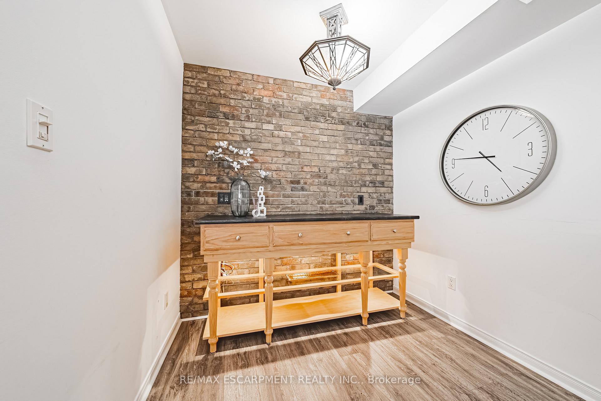 3 Bedrooms Condo at 3333 New,  Burlington For sale