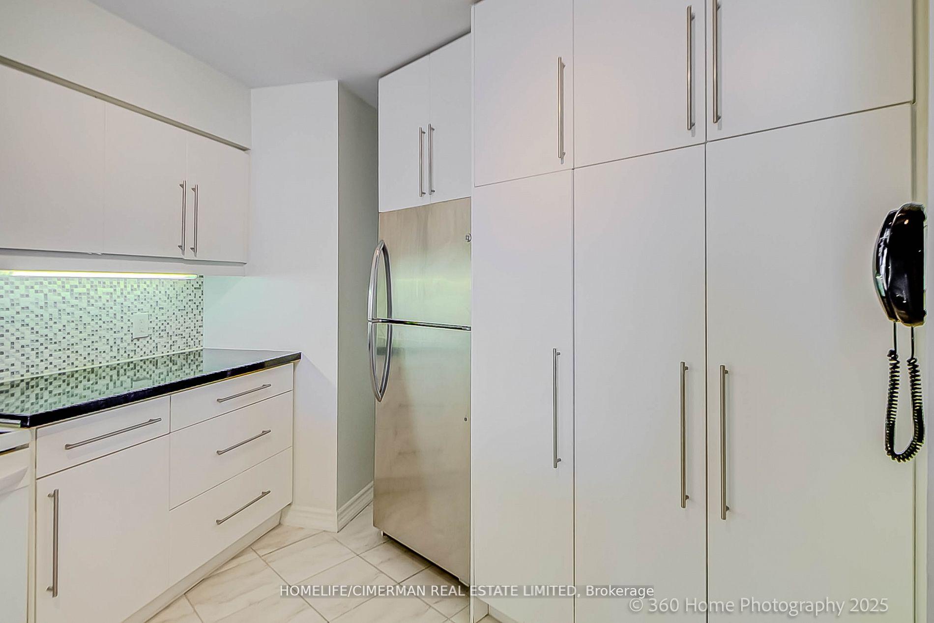 2 Bedrooms Condo at 20 Southport, Toronto For sale