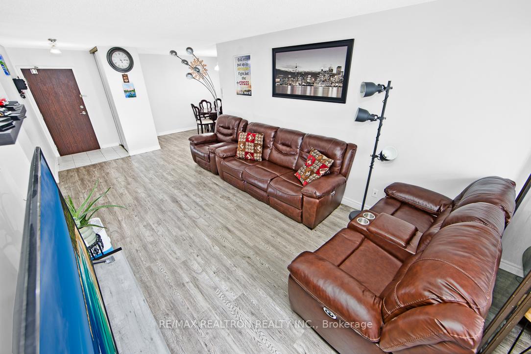 4 Bedrooms Condo at 25 Bamburgh, Toronto For sale