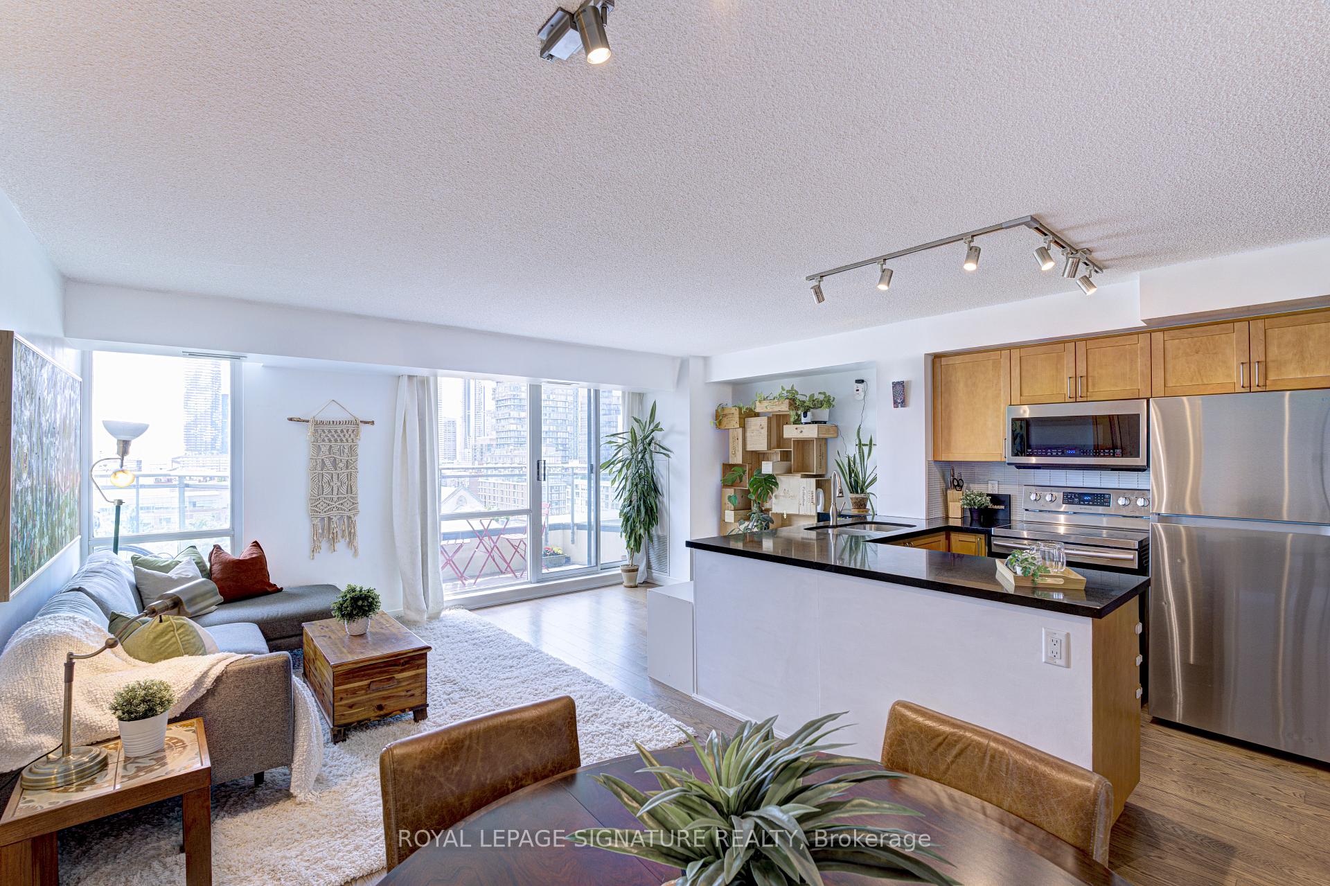 2 Bedrooms Condo at 77 Lombard, Toronto For sale