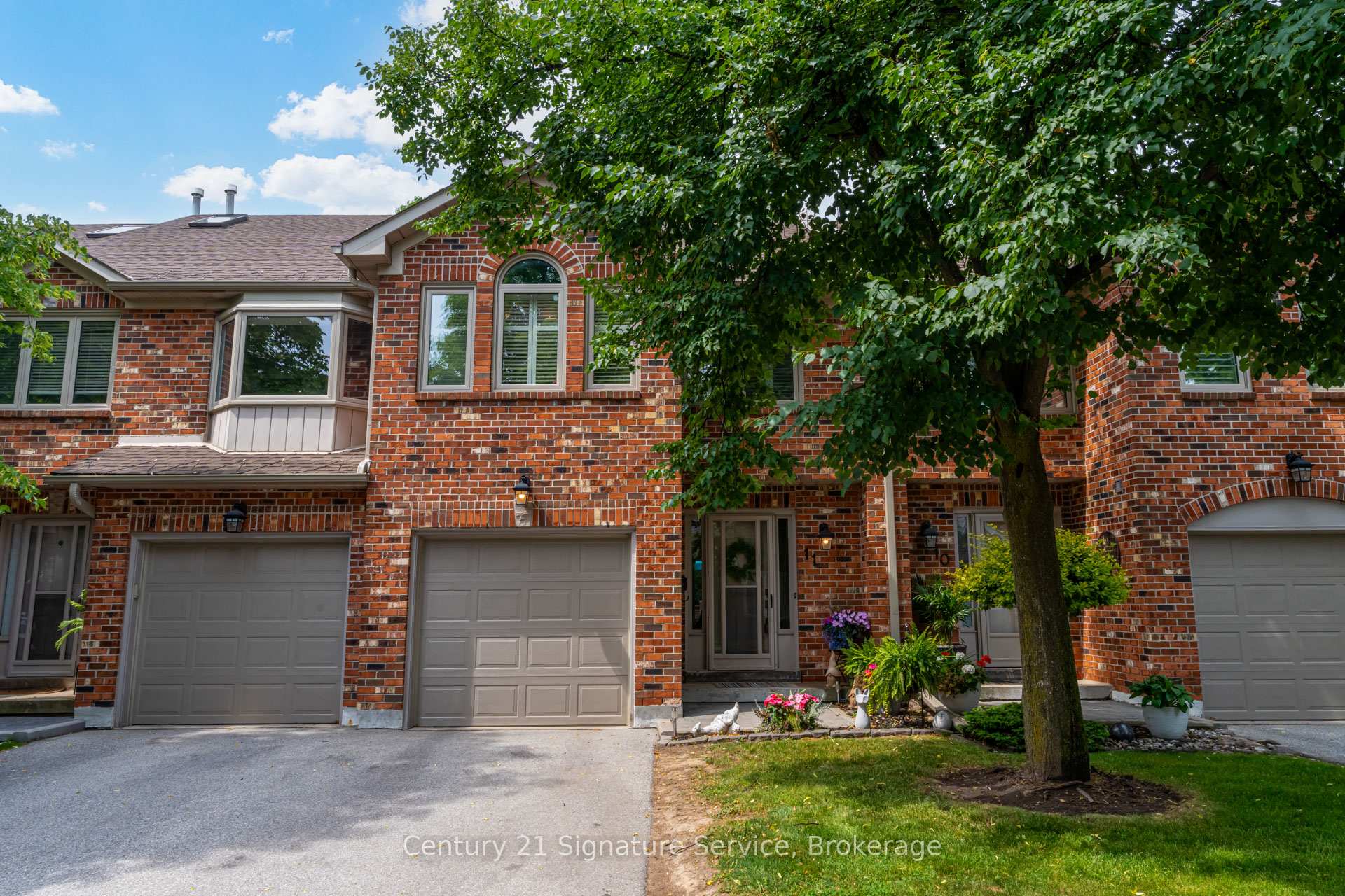 3 Bedrooms Condo at 2230 Walkers, Burlington For sale