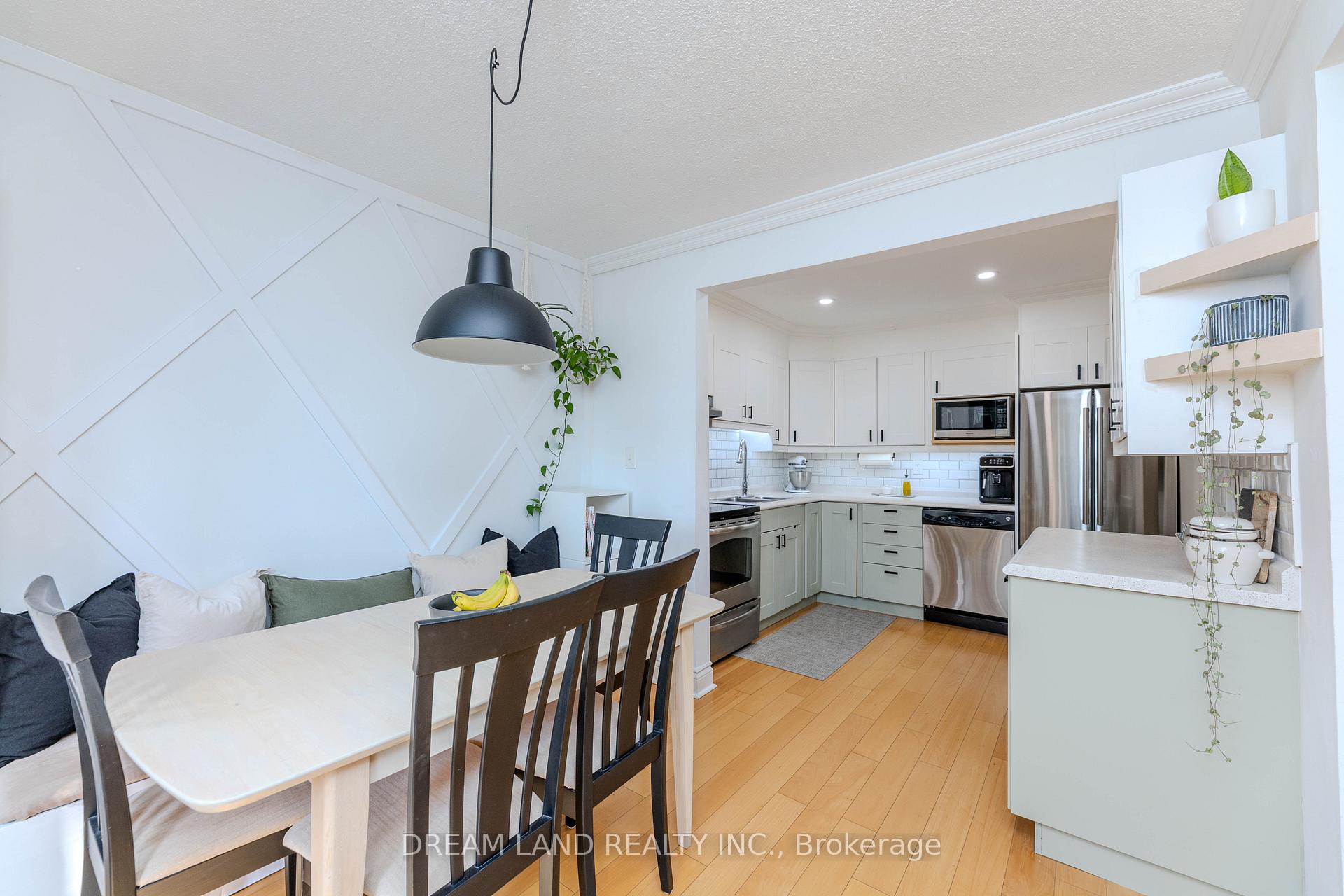 3 Bedrooms Condo at 653 Francis,  Burlington For sale