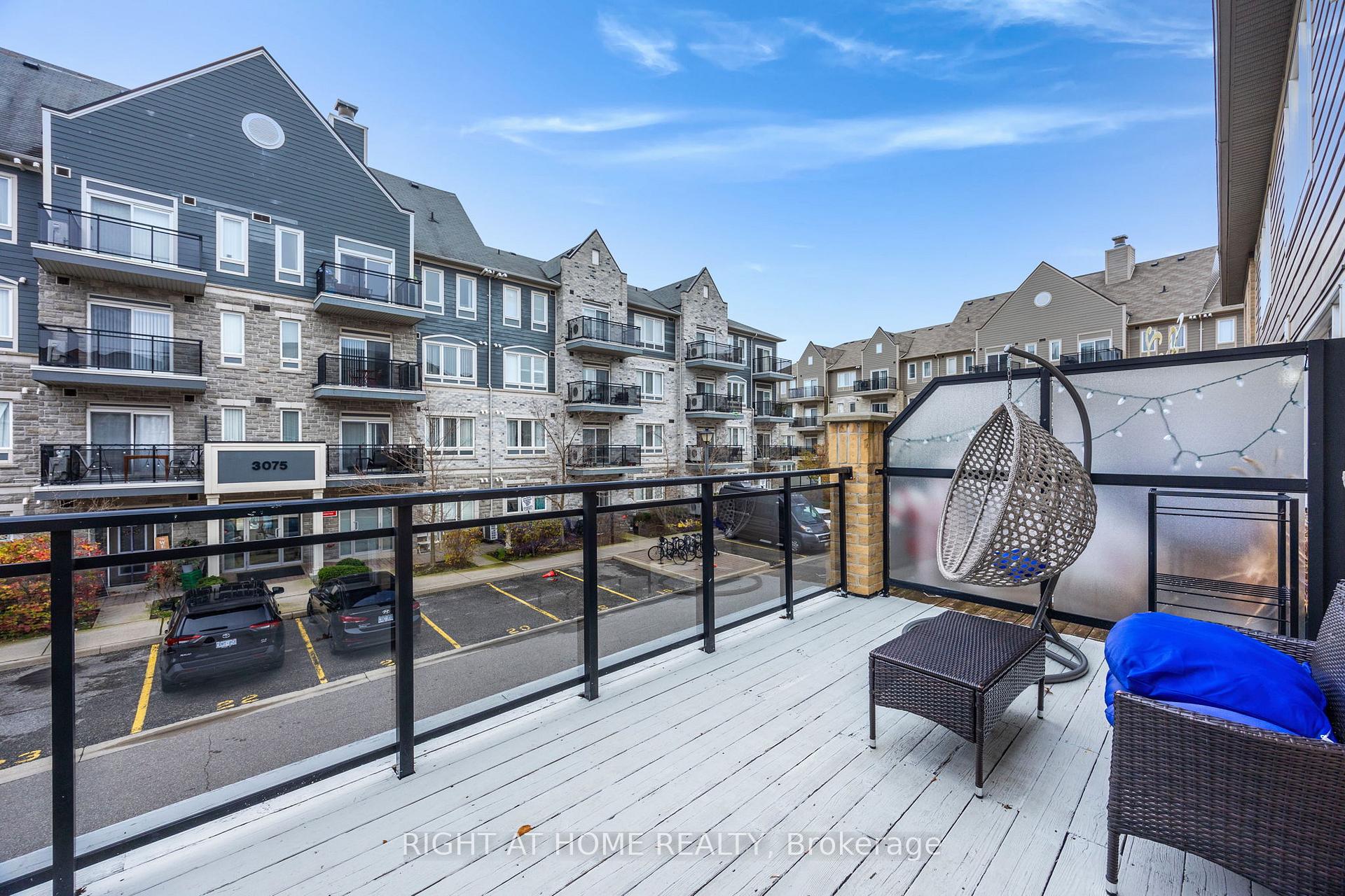 3 Bedrooms Condo at 5650 Winston Churchhill, Mississauga For sale