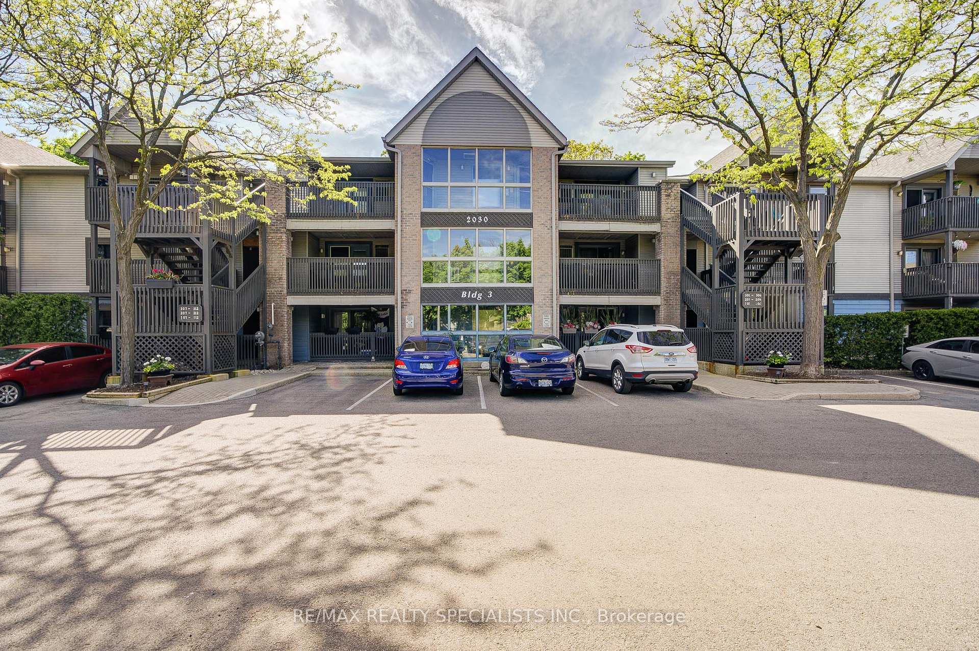 2 Bedrooms Condo at 2030 Cleaver, Burlington For sale