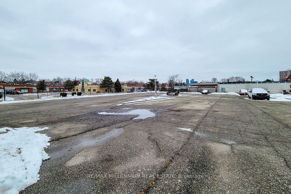 https://trreb-image.ampre.ca/OEzDqro_d4WDopMIwlrB8EV6_OxX0XJ-aW-EJg7-_XA/rs:fit:960:960/wm:.5:so:0:50:.4/wmsh:10/wmt:PHNwYW4gZm9yZWdyb3VuZD0nd2hpdGUnIGZvbnQ9JzY4Jz5SRS9NQVggTUlMTEVOTklVTSBSRUFMIEVTVEFURSwgQnJva2VyYWdlPC9zcGFuPg/L3RycmViL2xpc3RpbmdzLzQwLzg2LzAyLzYyL3AvNTU1NTE2MzktZmQ4MC00ZDY4LTk2MGEtZmQ4MDNmMDBjNGY0LmpwZw.jpg