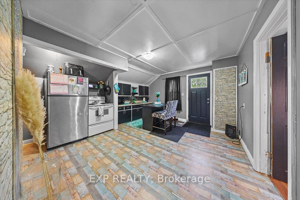 18 Delhi Street, Brockville, ON K6V 4H3
