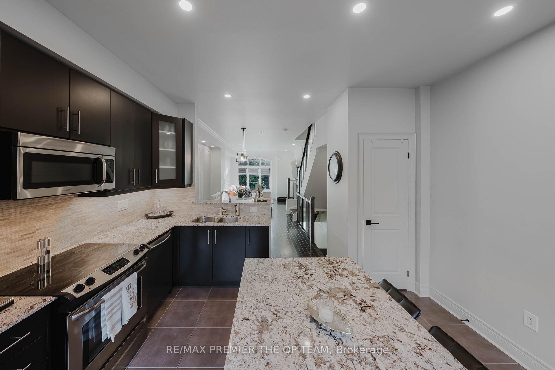 3 Bedrooms Condo at 8347 Kipling, Vaughan For sale