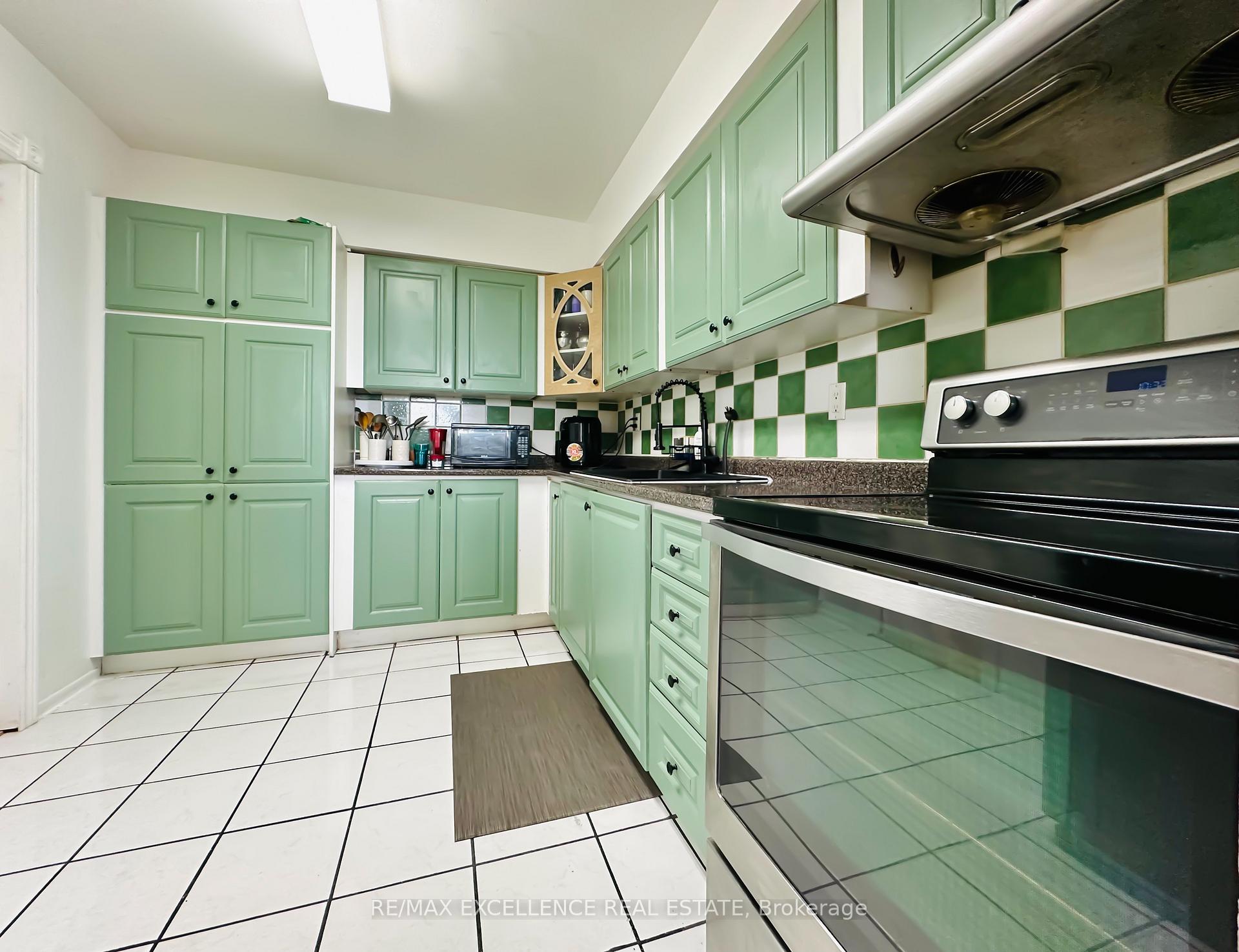 2 Bedrooms Condo at 3533 Derry,  Mississauga For sale