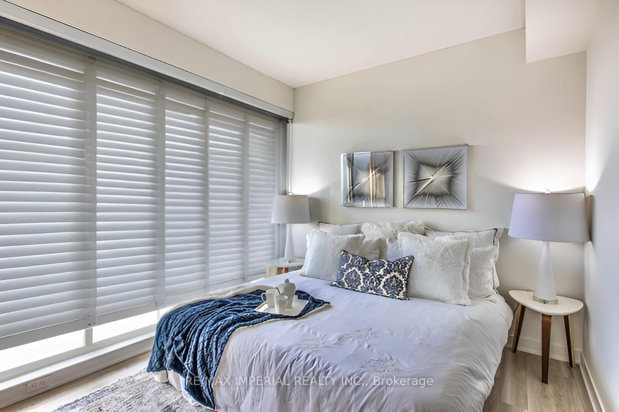 3 Bedrooms Condo at 19 Bathurst,  Toronto For sale