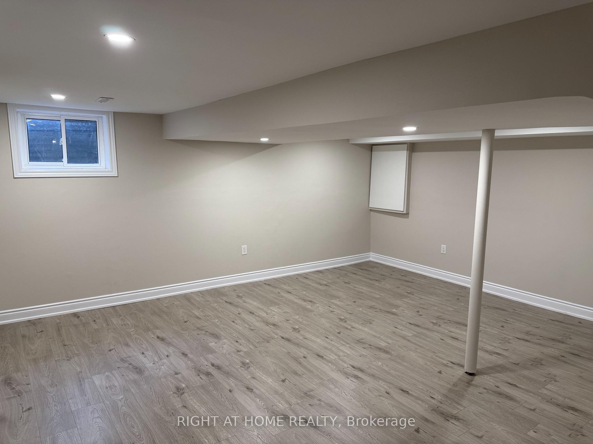 3 Bedrooms Condo at 3025 Cedarglen,  Mississauga For sale