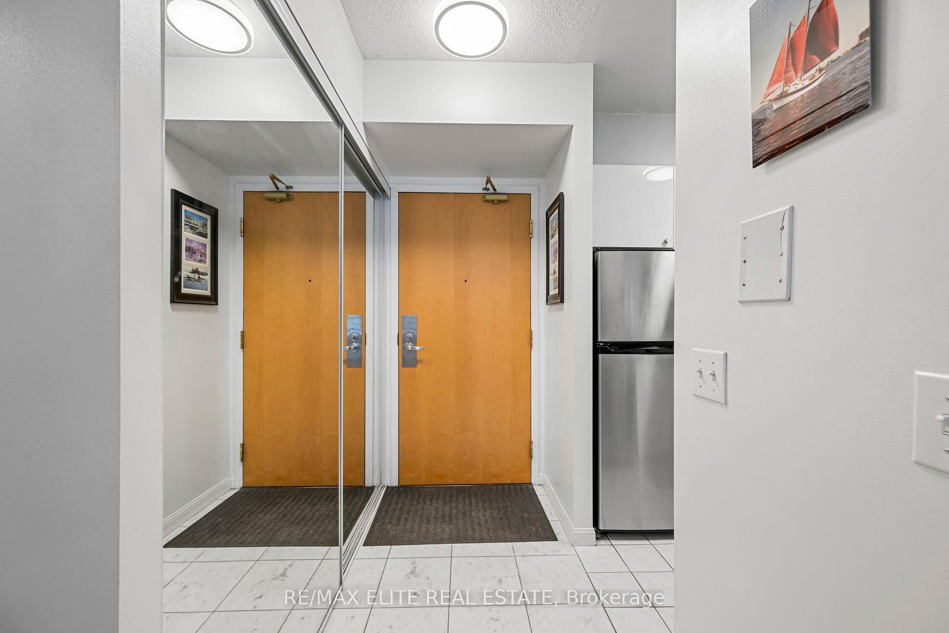 1 Bedroom Condo at 5 Rosehill,  Toronto For sale