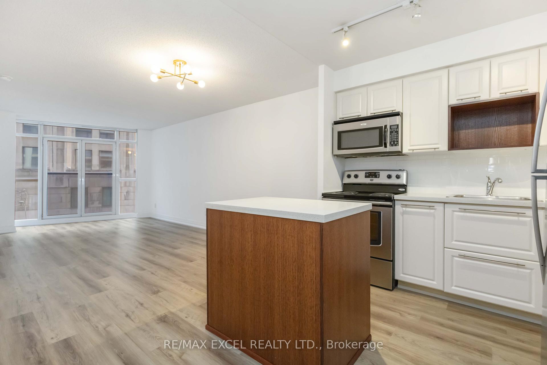 2 Bedrooms Condo at 21 Carlton, Toronto For sale