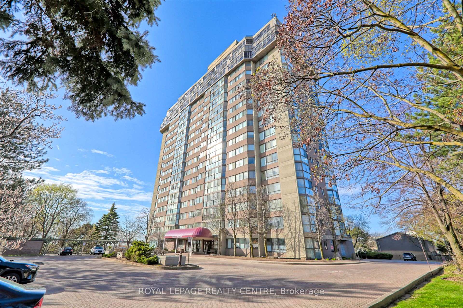 2 Bedrooms Condo at 880 Dundas,  Mississauga For sale