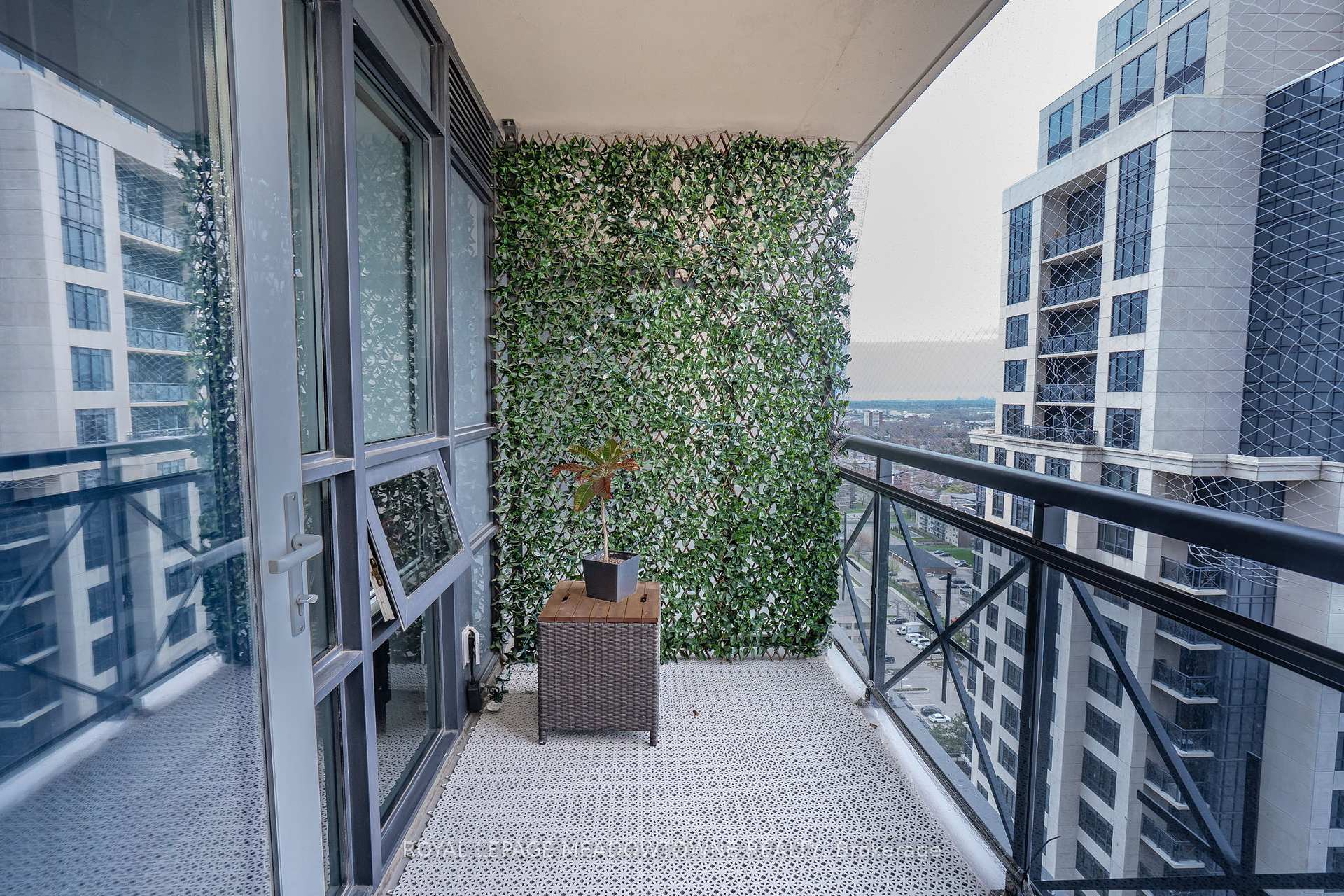 2 Bedrooms Condo at 2 Eva,  Toronto For sale