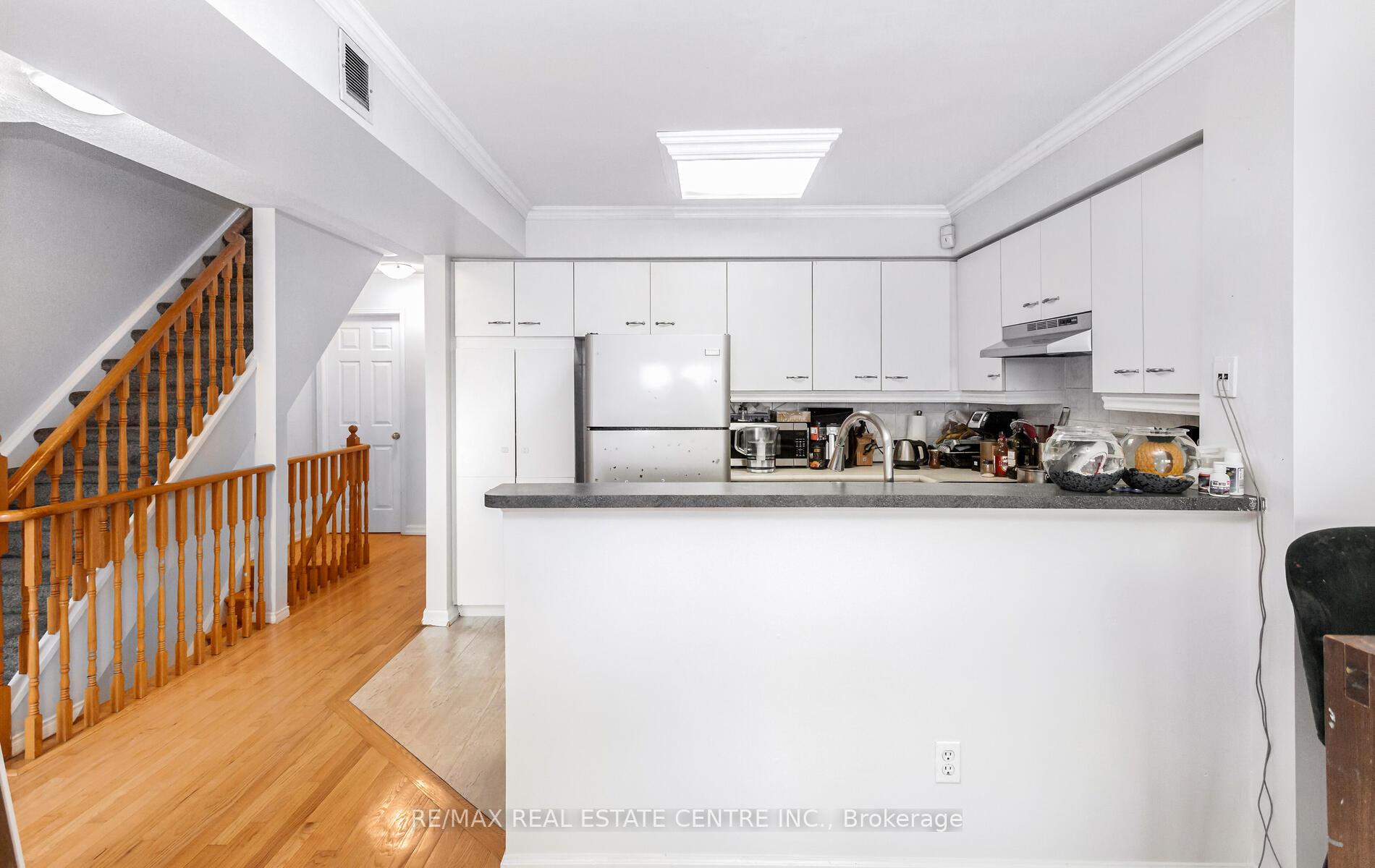 3 Bedrooms Condo at 45 Bristol,  Mississauga For sale