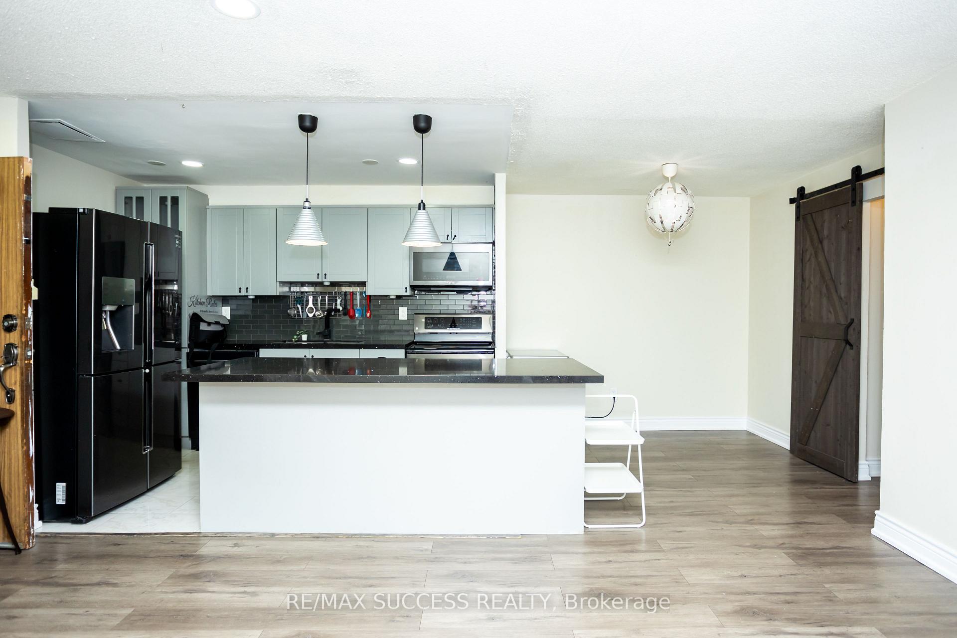 3 Bedrooms Condo at 2095 Roche, Mississauga For sale