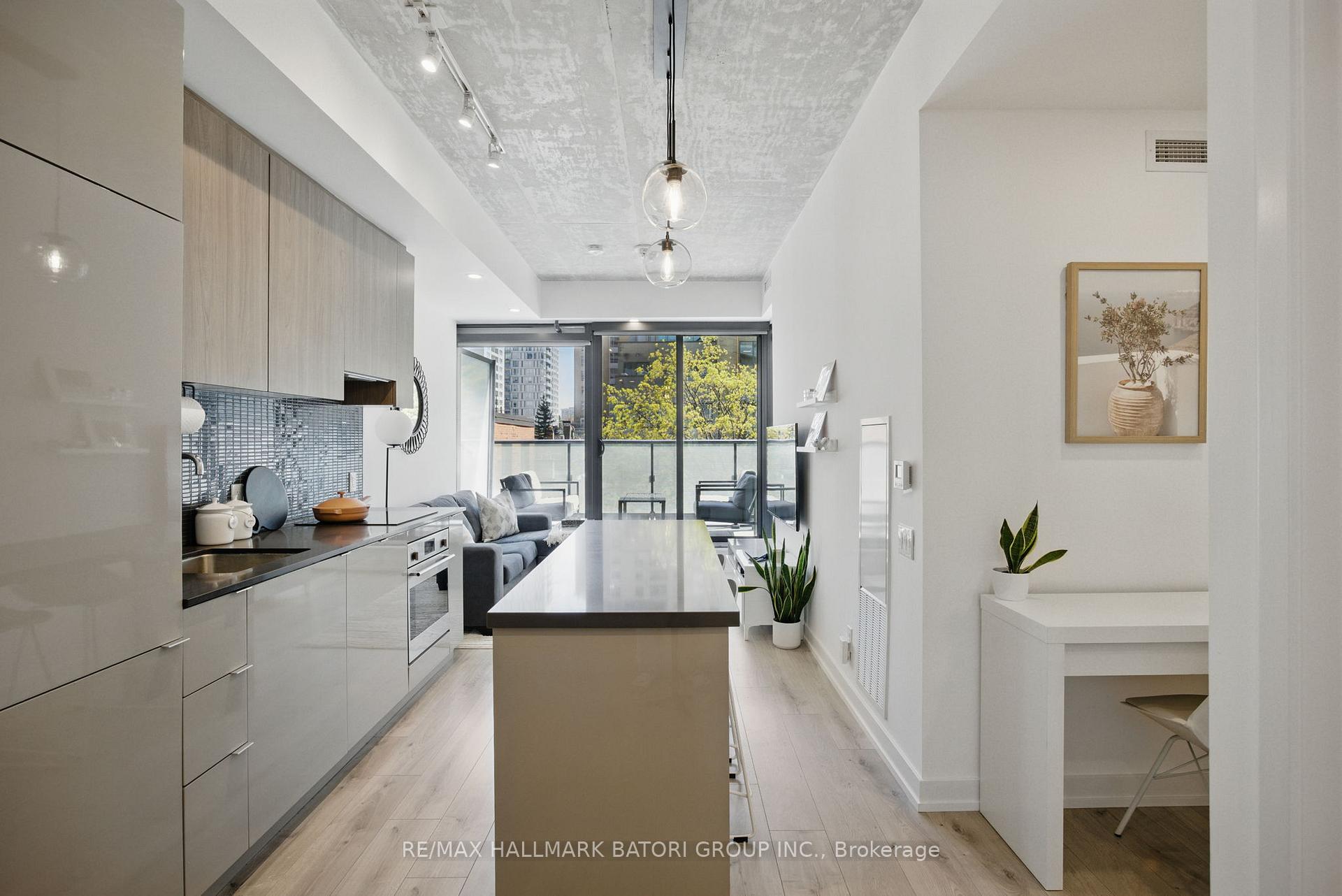 2 Bedrooms Condo at 161 Roehampton,  Toronto For sale