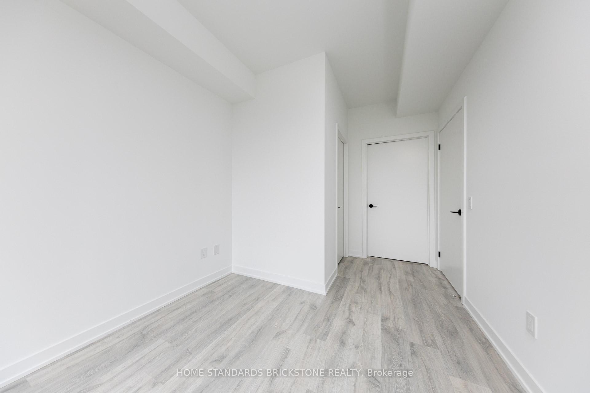 3 Bedrooms Condo at 220 Missinnihe, Mississauga For sale