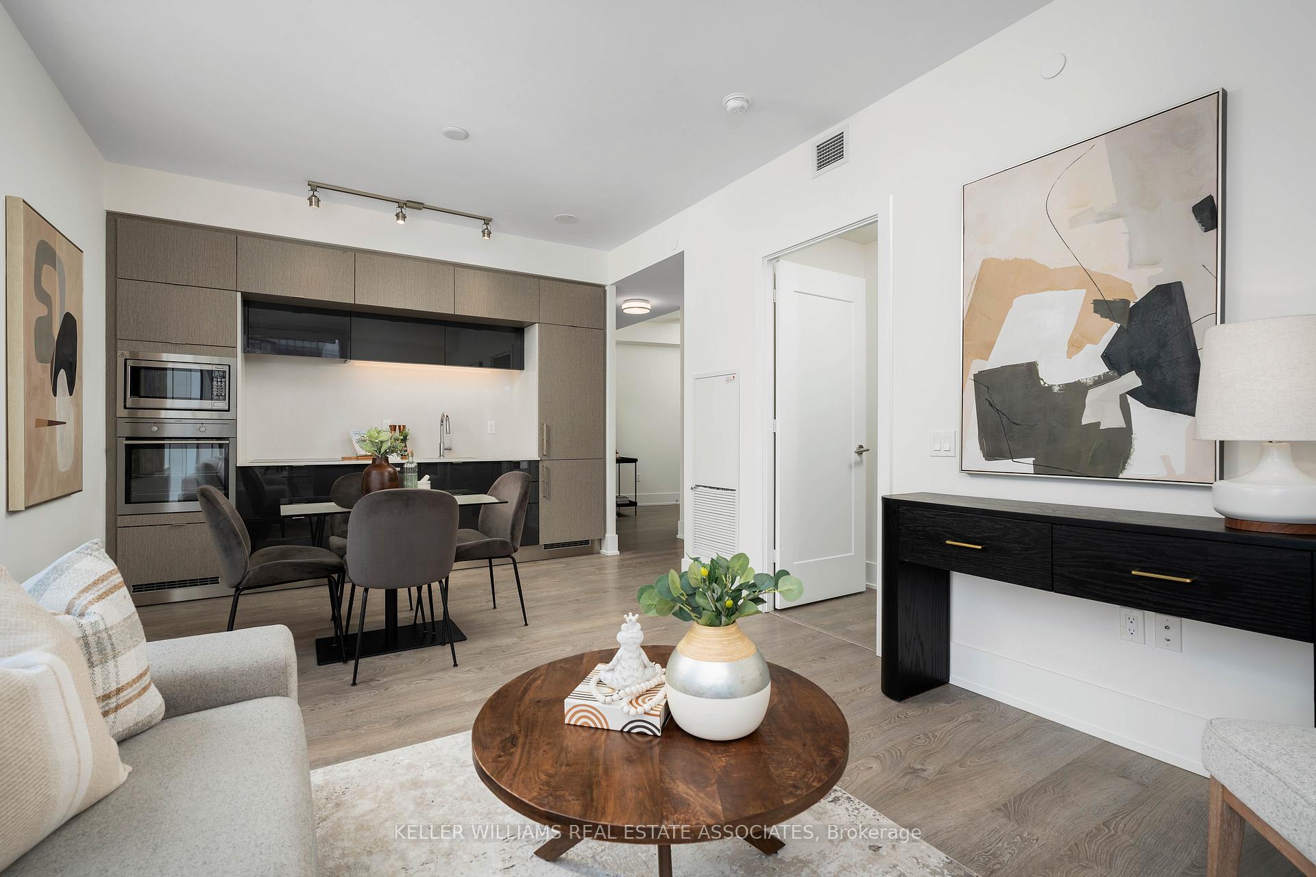2 Bedrooms Condo at 10 York, Toronto For sale