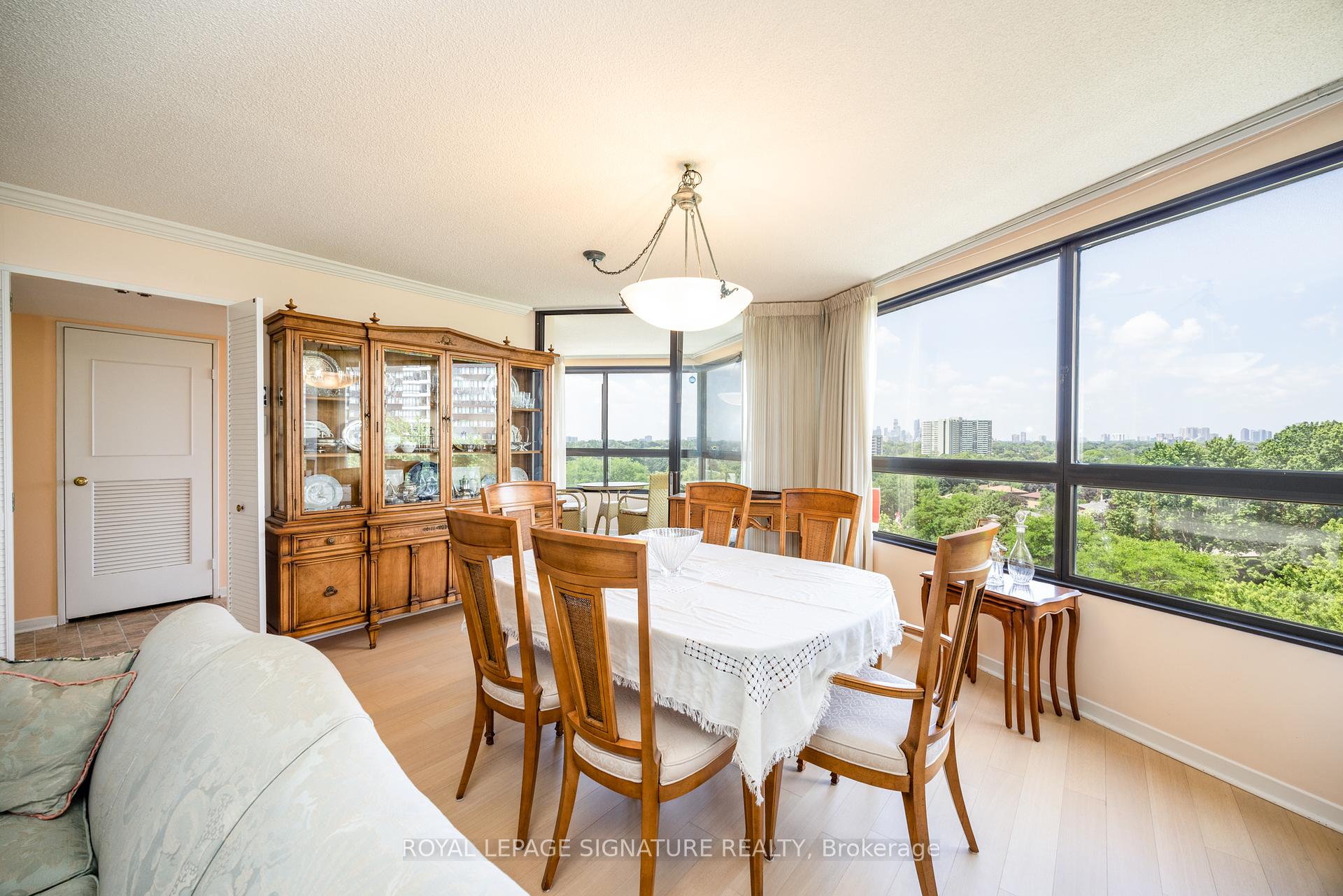 3 Bedrooms Condo at 1300 Bloor, Mississauga For sale