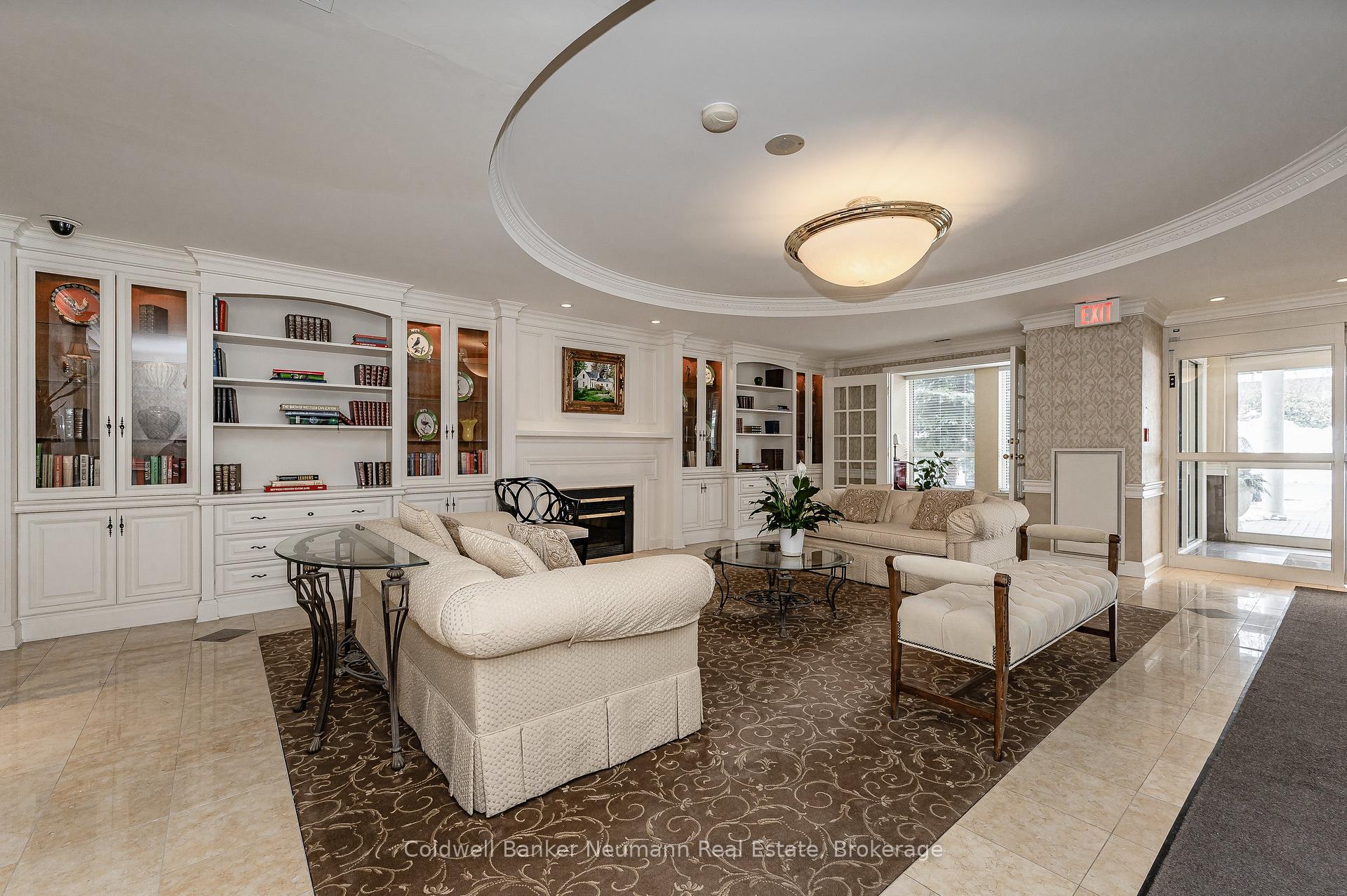 2 Bedrooms Condo at 60 Old Mill, Oakville For sale