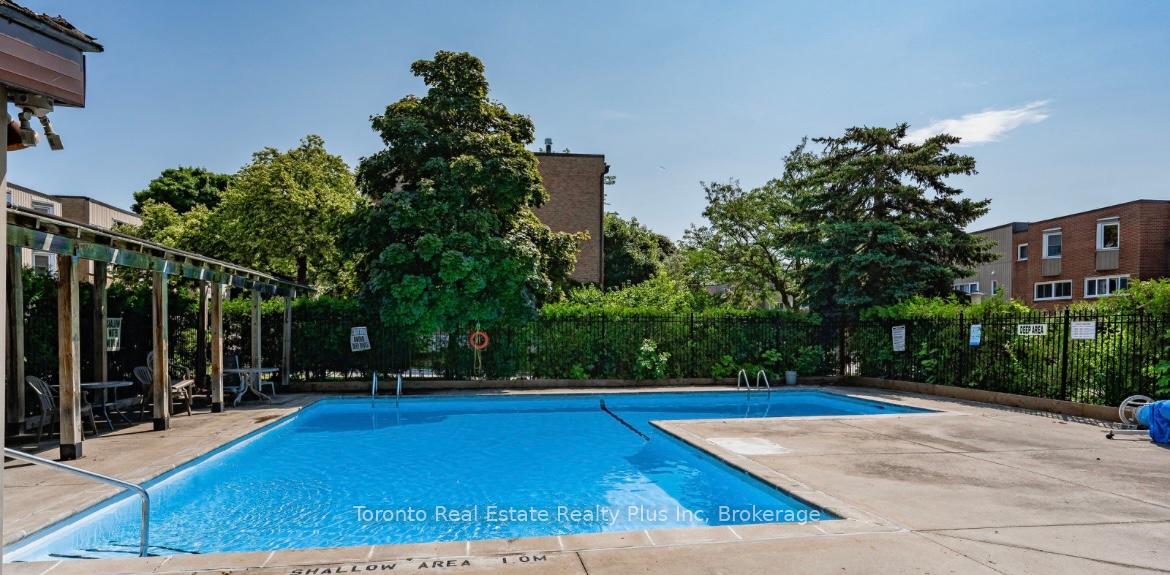 3 Bedrooms Condo at 400 Bloor, Mississauga For sale