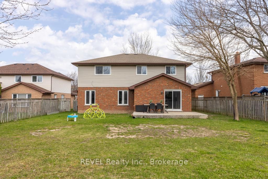 8042 Oakridge Drive