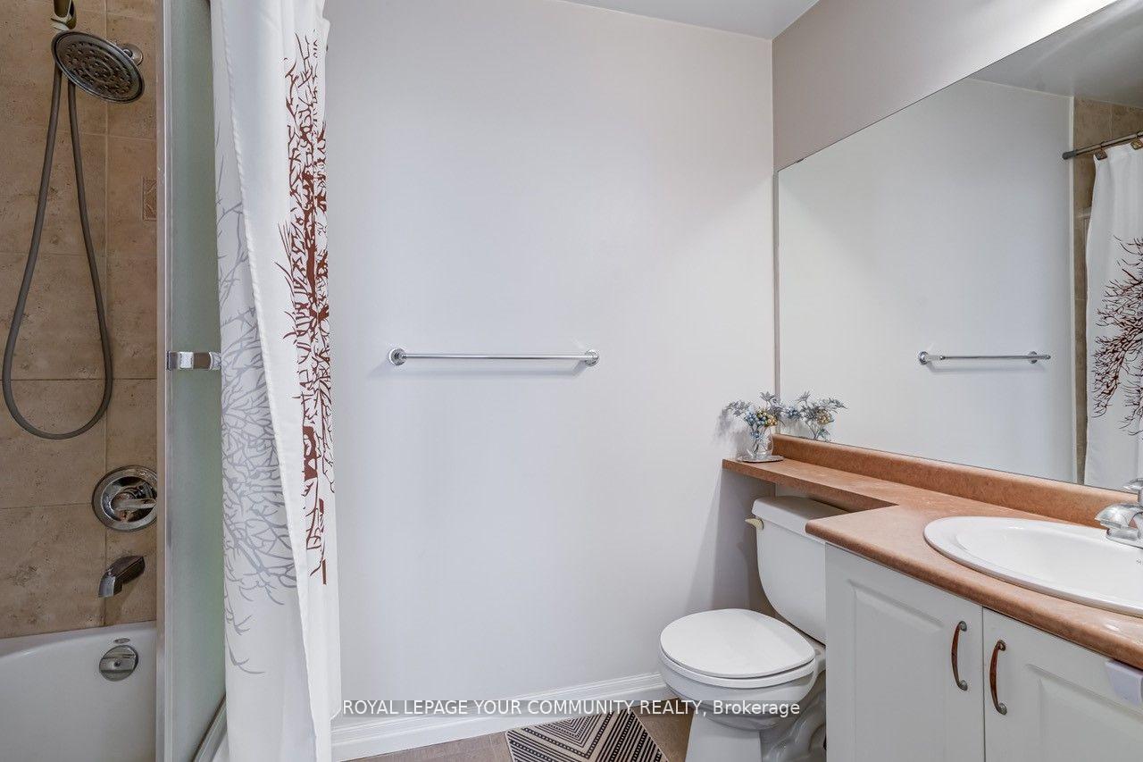 2 Bedrooms Condo at 225 Webb, Mississauga For sale