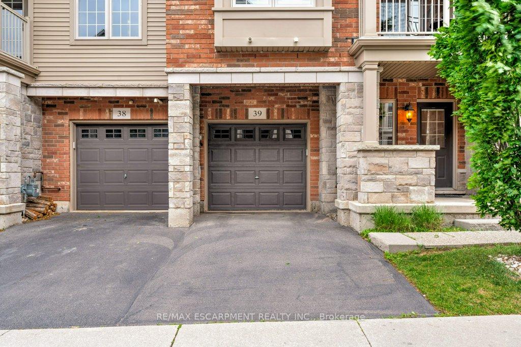 2 Bedrooms Condo at 257 Parkside, Hamilton For sale