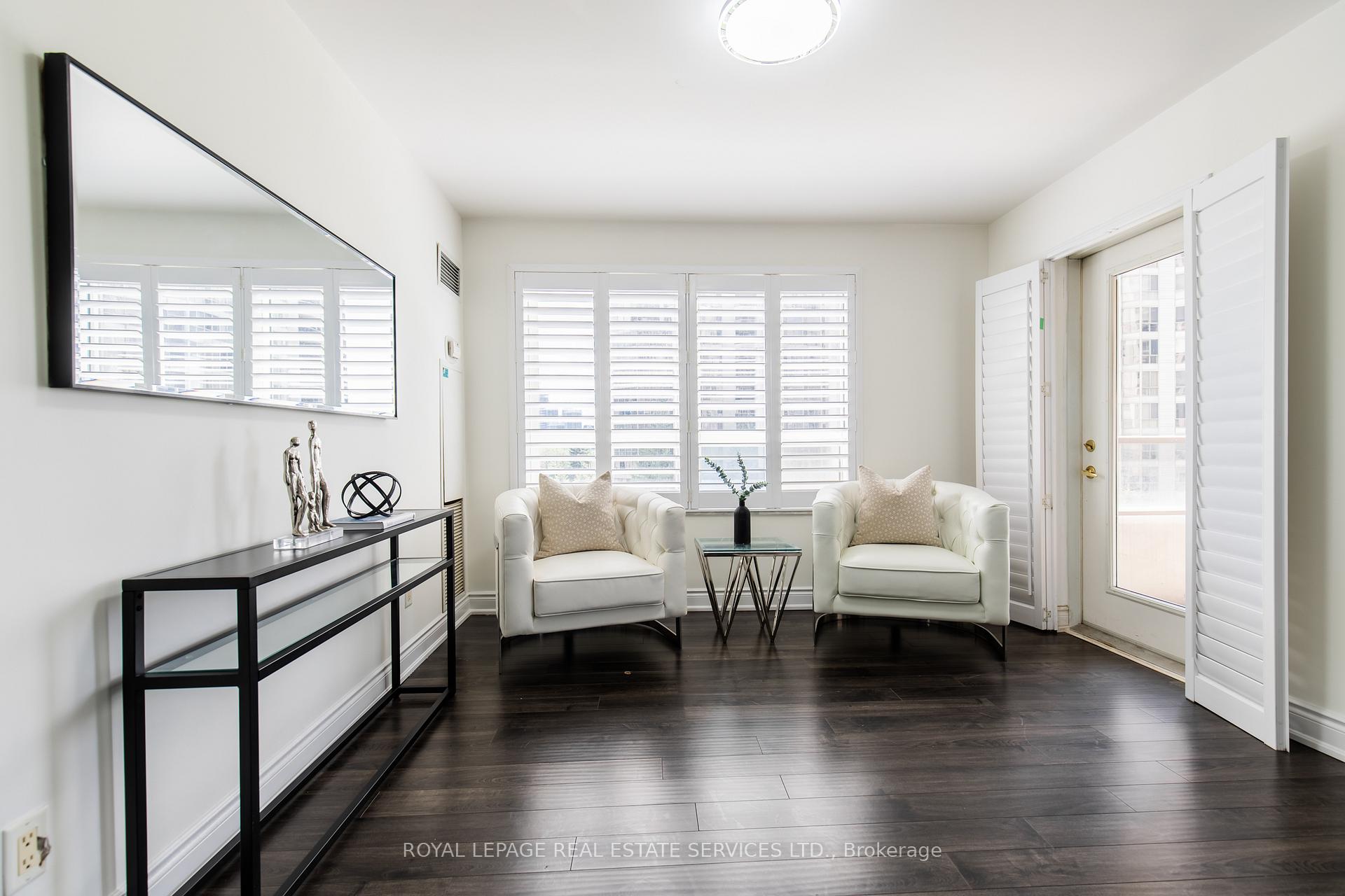 3 Bedrooms Condo at 25 Kingsbridge Garden, Mississauga For sale