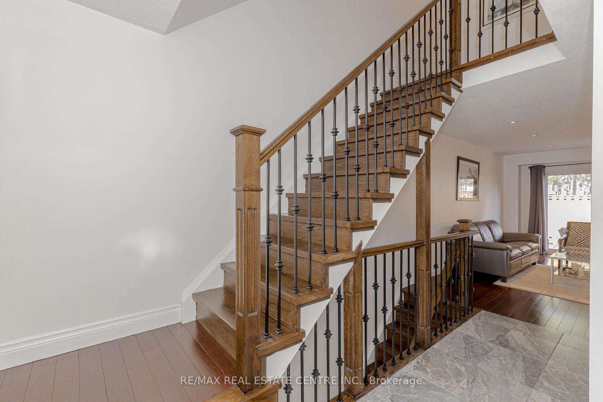 3 Bedrooms Condo at 1526 Lancaster,  Oakville For sale