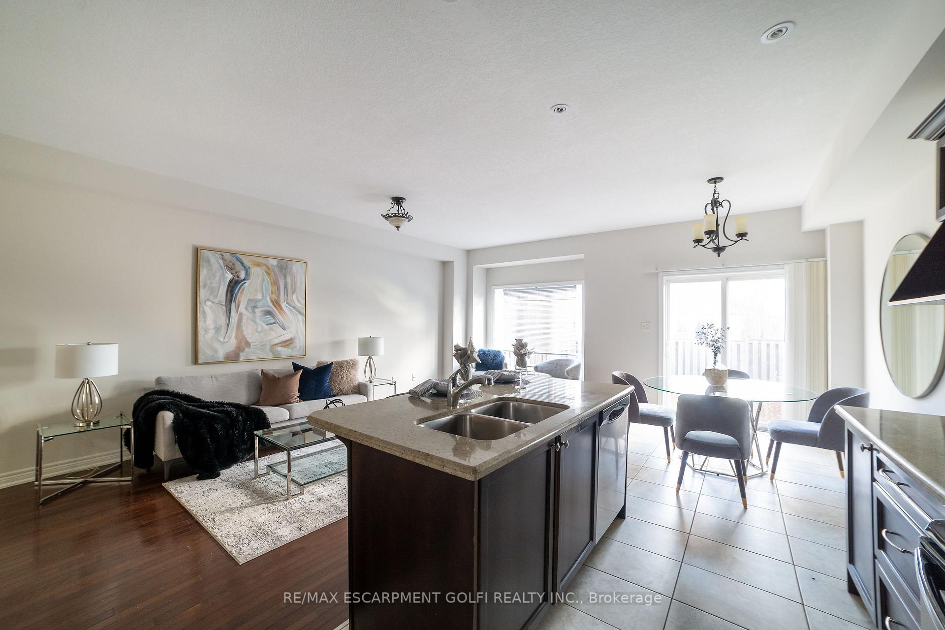 3 Bedrooms Condo at 7 FOREST VALLEY,  Hamilton For sale