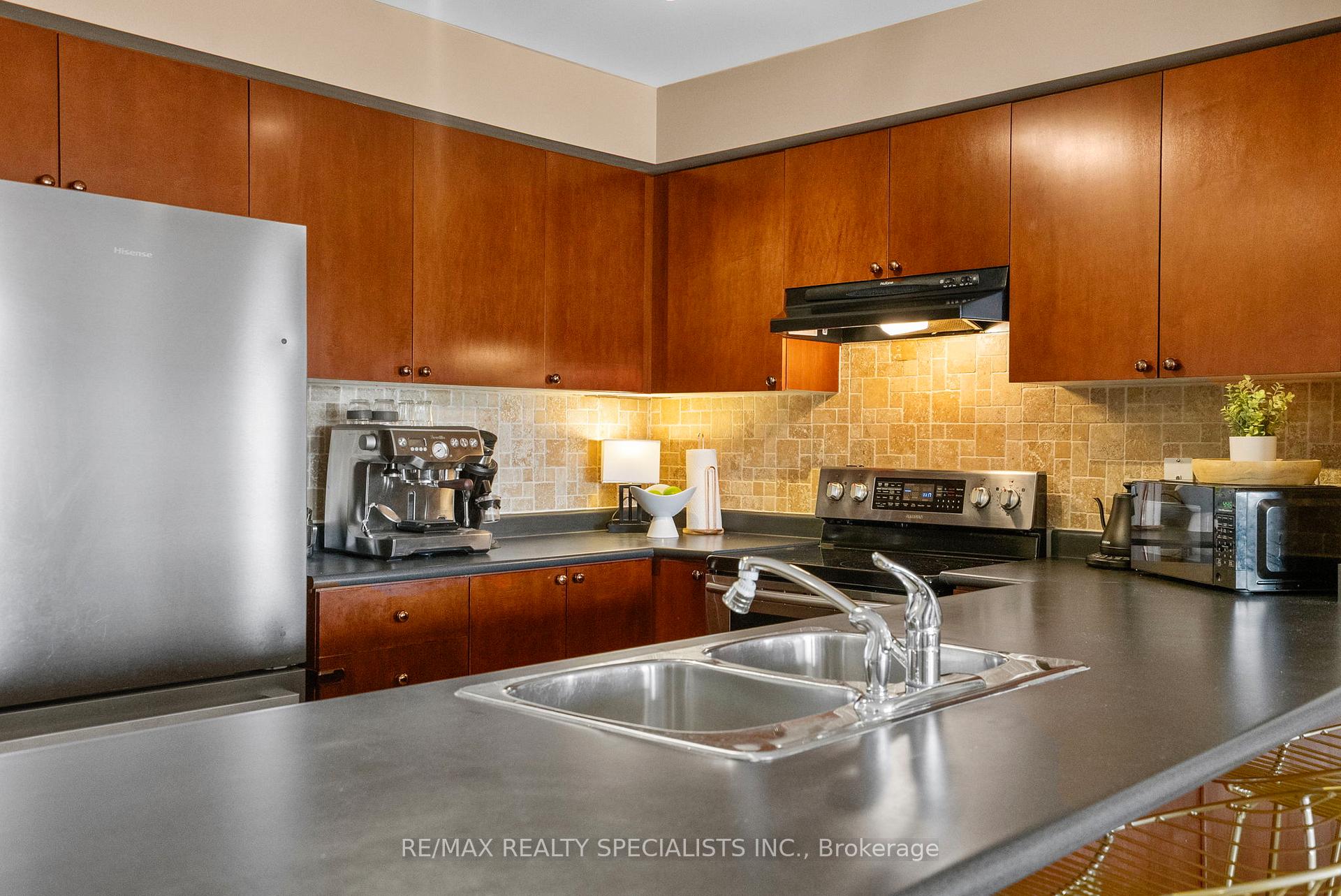 2 Bedrooms Condo at 3985 Eglinton, Mississauga For sale