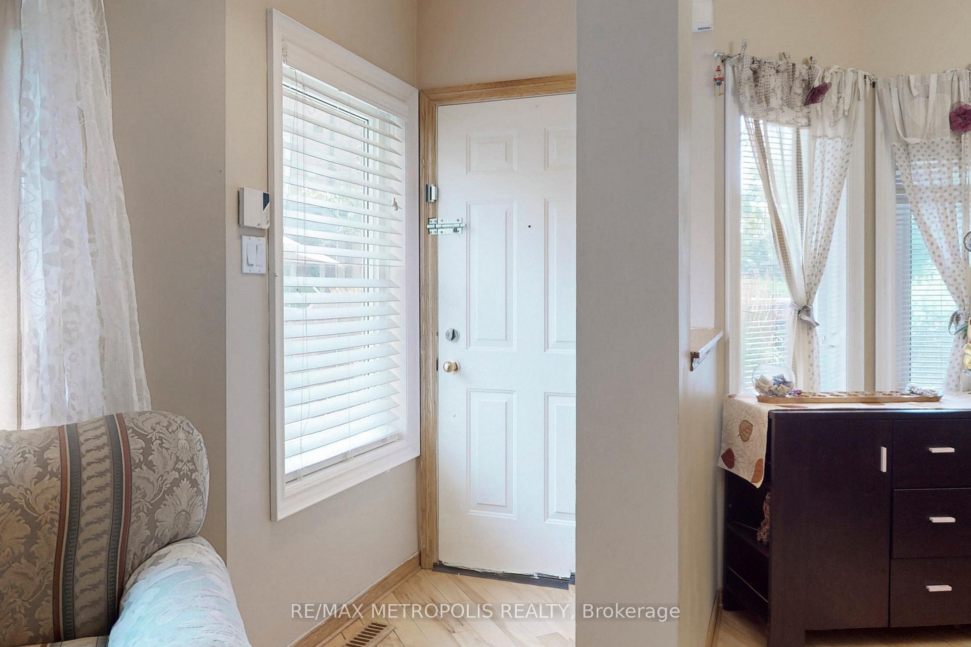 3 Bedrooms Condo at 735 New Westminster, Vaughan For sale