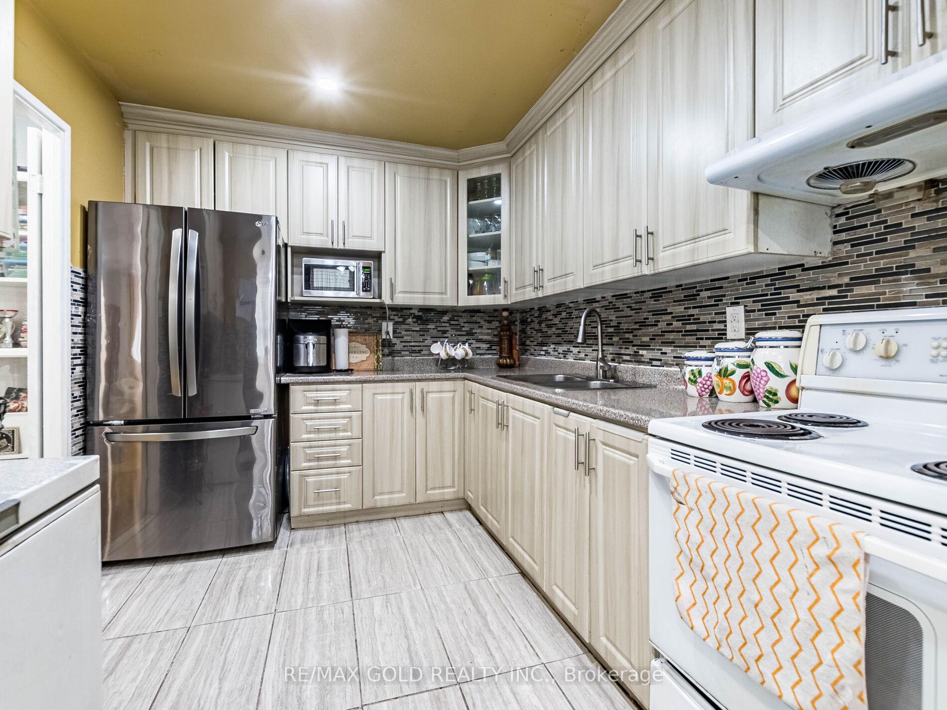 3 Bedrooms Condo at 3555 Derry,  Mississauga For sale