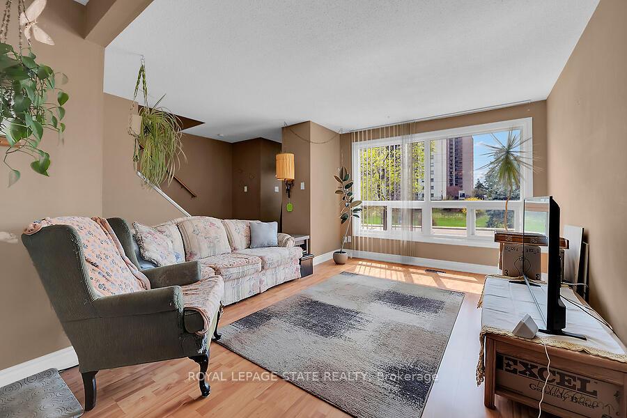 3 Bedrooms Condo at 977 Francis,  Burlington For sale