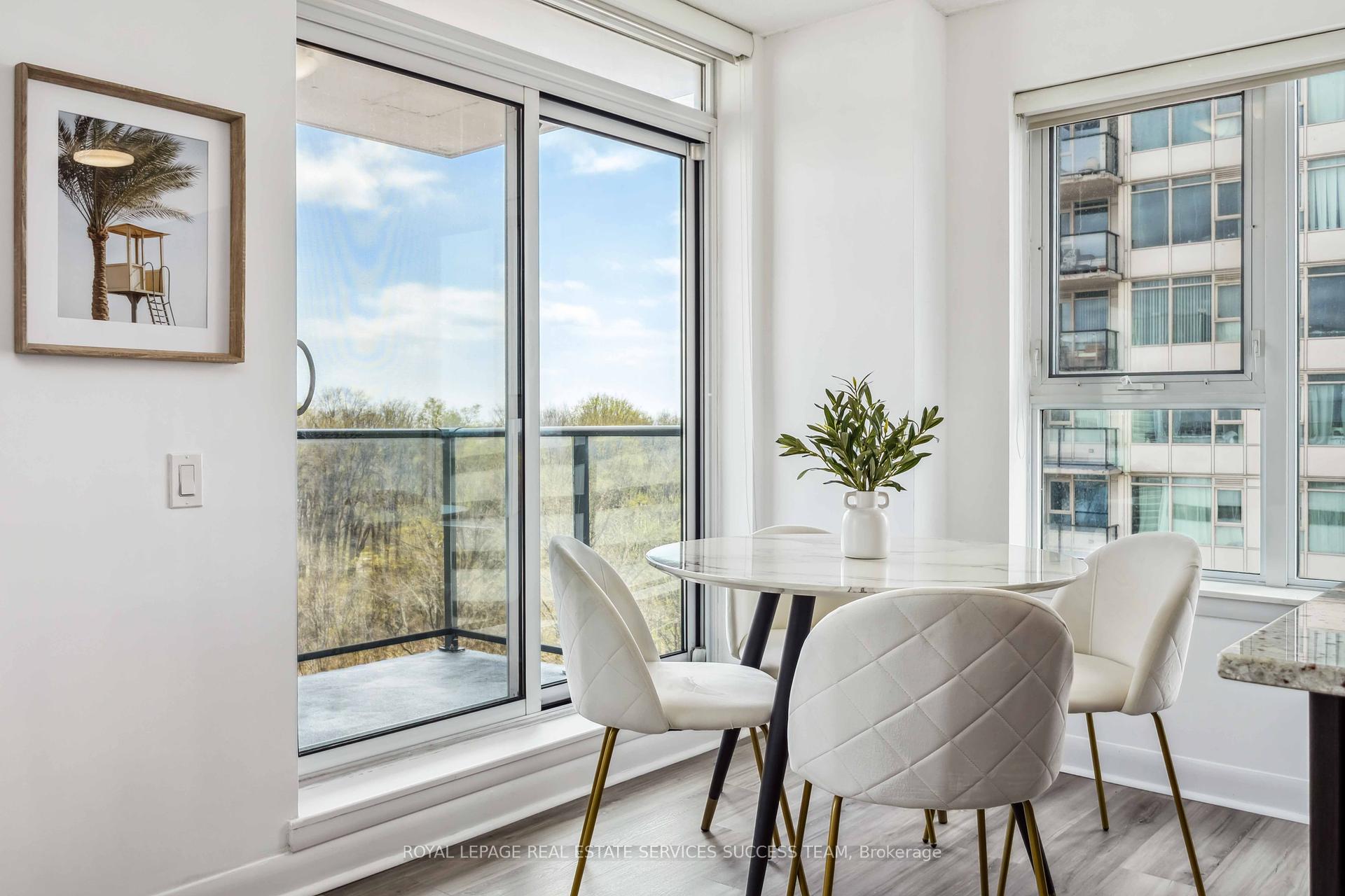 2 Bedrooms Condo at 25 Town Centre,  Toronto For sale