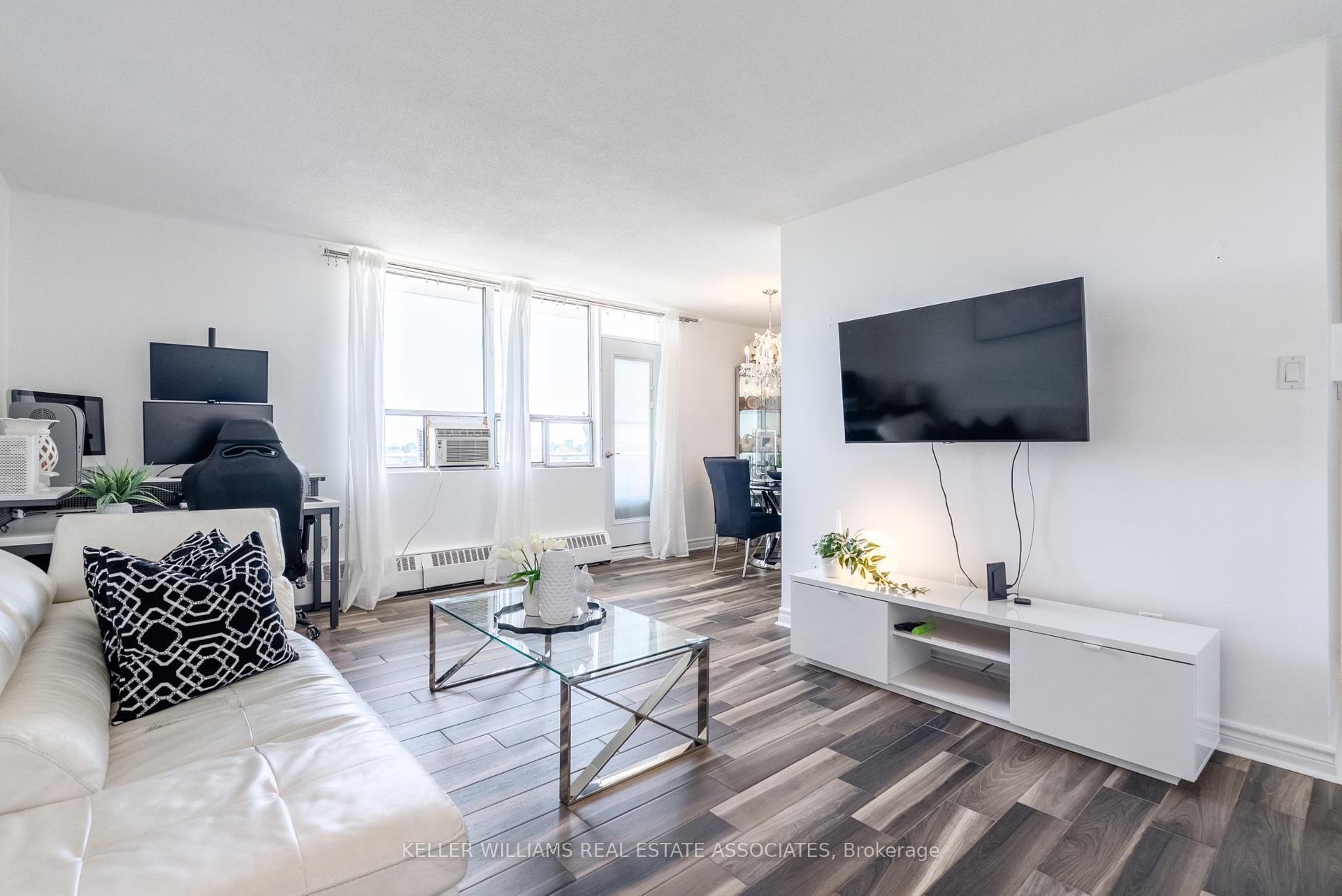 2 Bedrooms Condo at 3145 Queen Frederica, Mississauga For sale