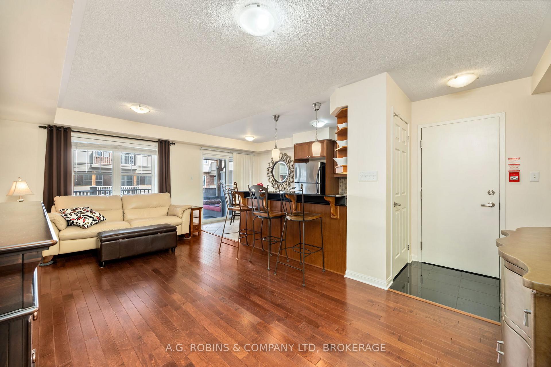 3 Bedrooms Condo at 595 Dundas, Mississauga For sale