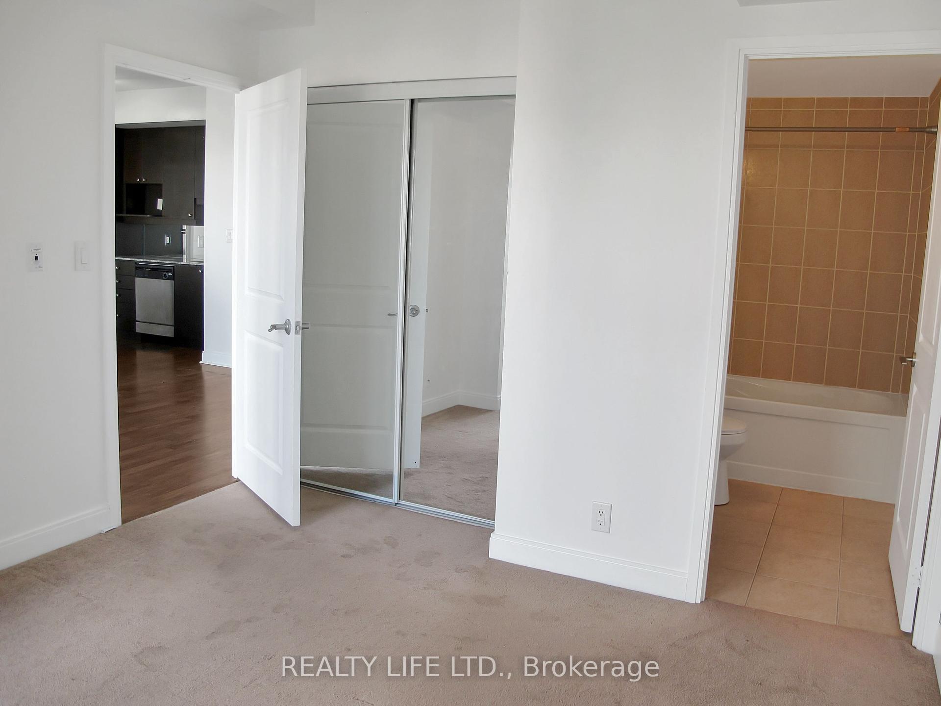 2 Bedrooms Condo at 60 Absolute, Mississauga For sale