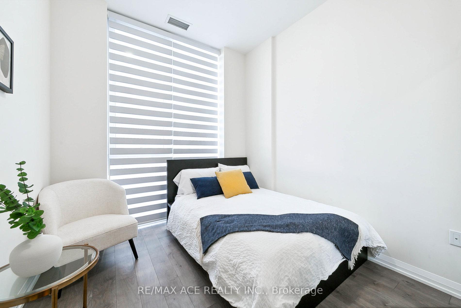2 Bedrooms Condo at 65 Watergarden, Mississauga For sale