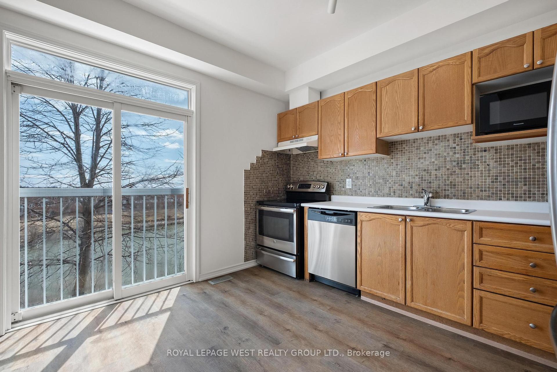 3 Bedrooms Condo at 280 Hillcrest,  Mississauga For sale