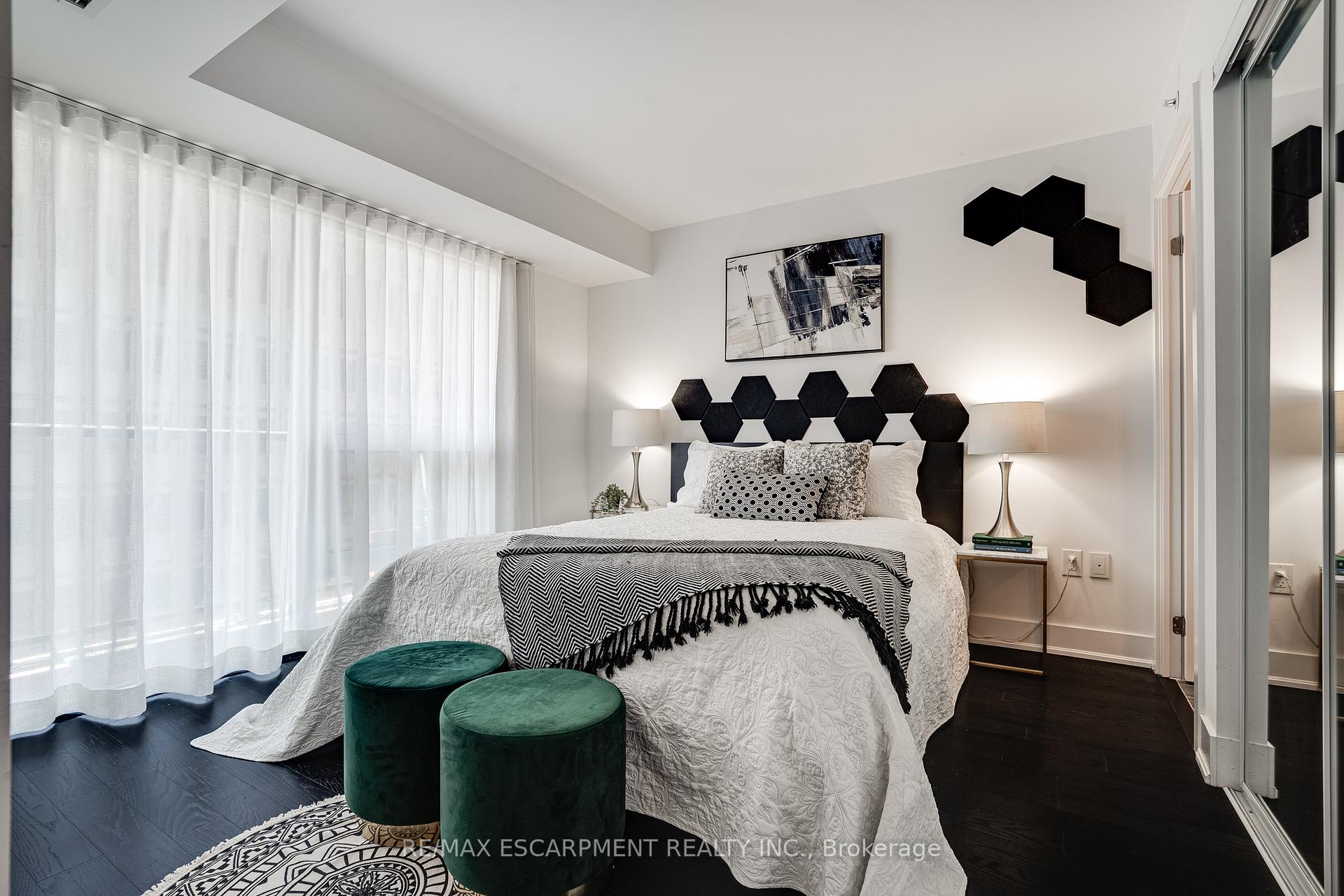 3 Bedrooms Condo at 955 BAY, Toronto For sale
