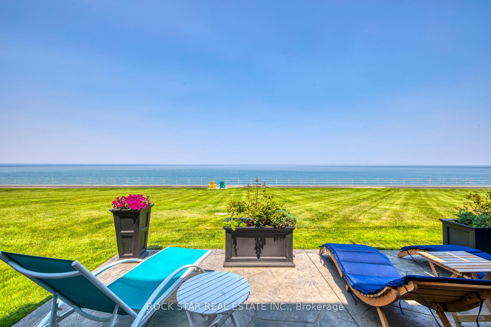 2 Bedrooms Condo at 515 North Service, Hamilton For sale