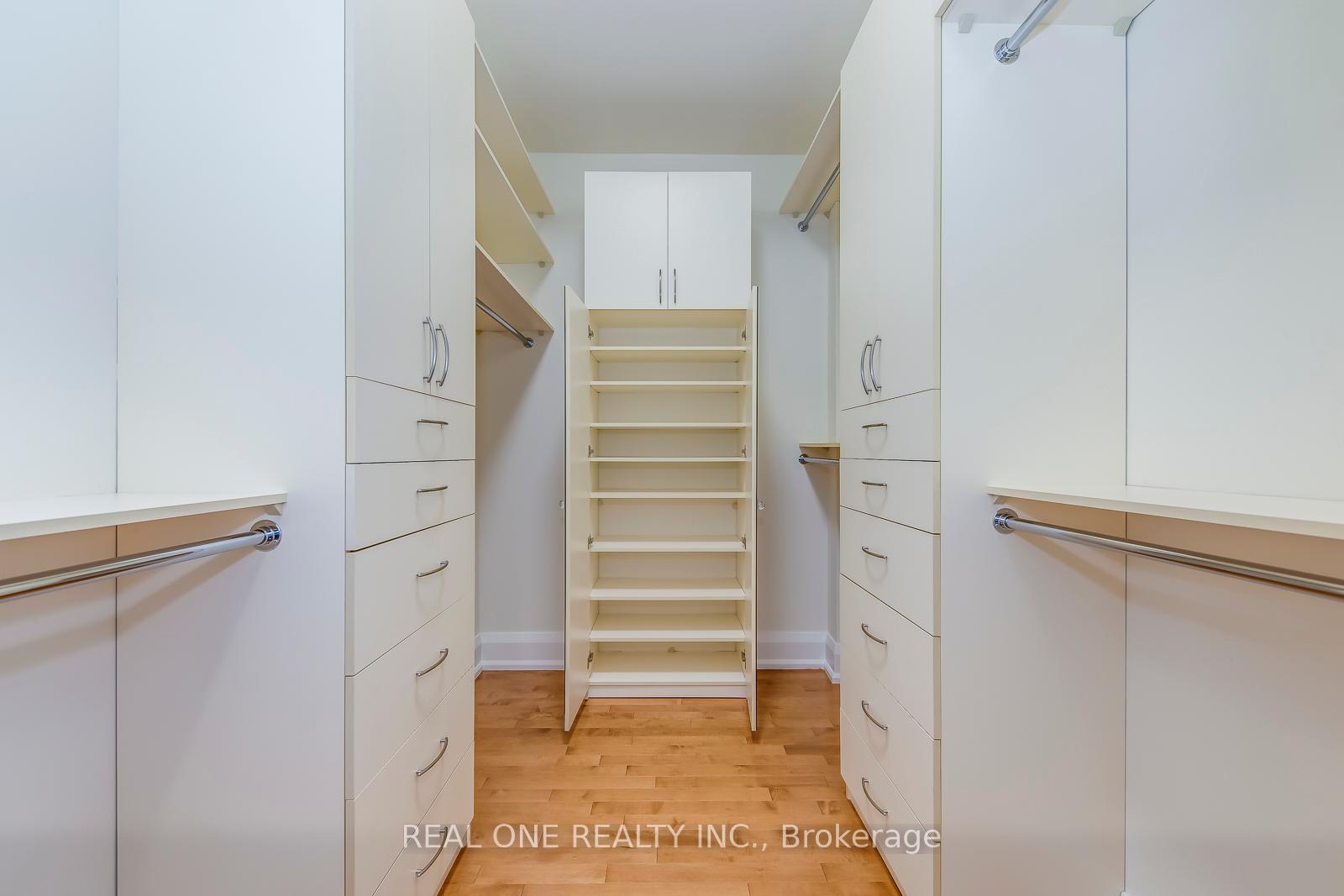 2 Bedrooms Condo at 65 Port,  Mississauga For sale