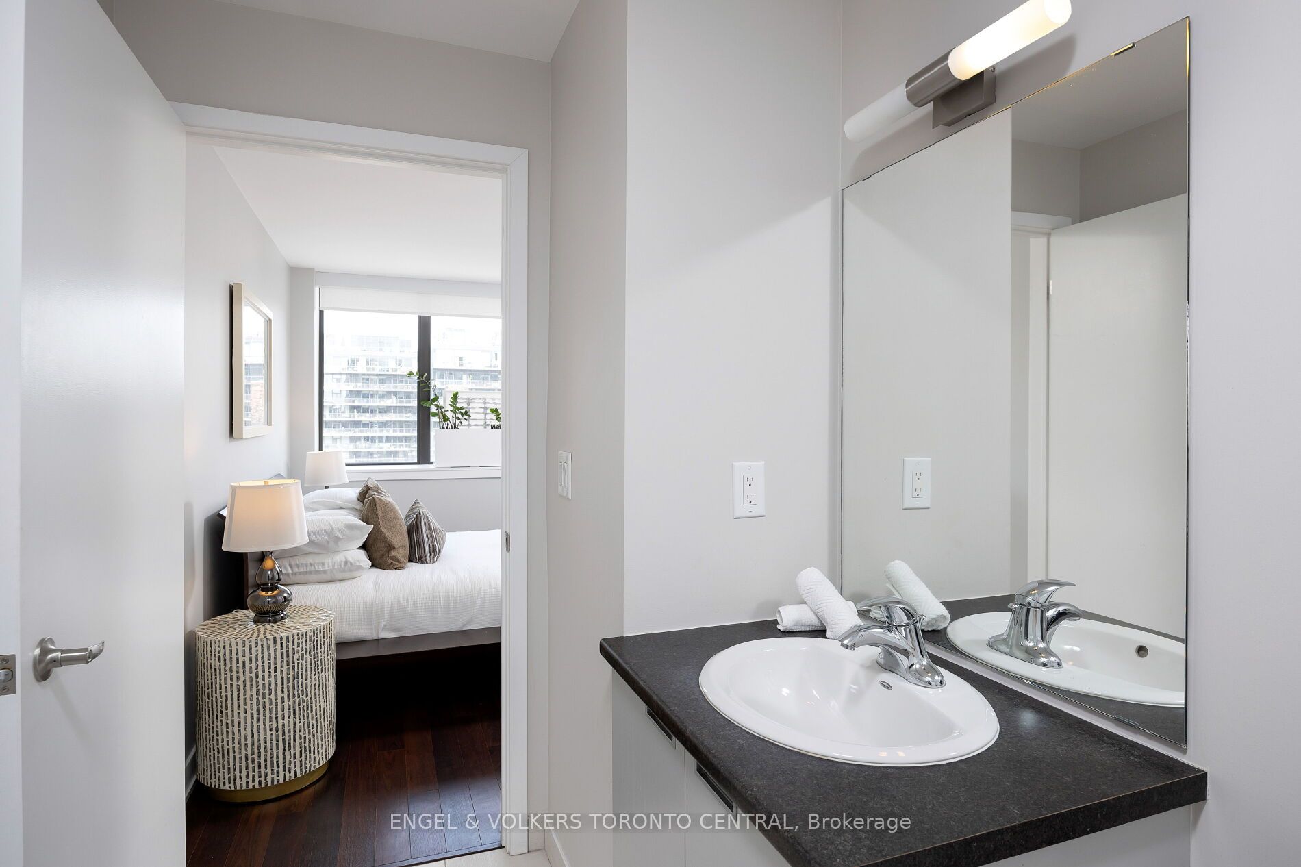 400 Wellington Street W, #1001